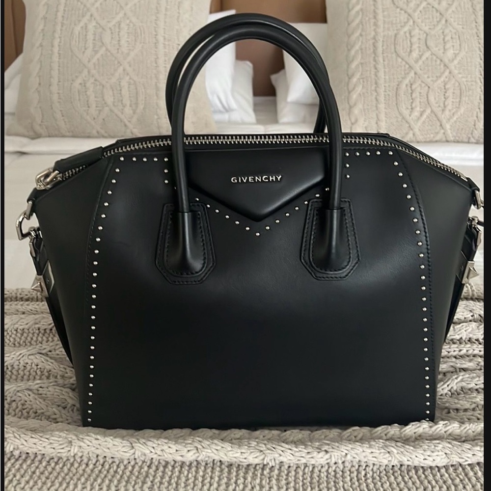 Givenchy Black Studded Antigona. Medium. 100% Calf leather.